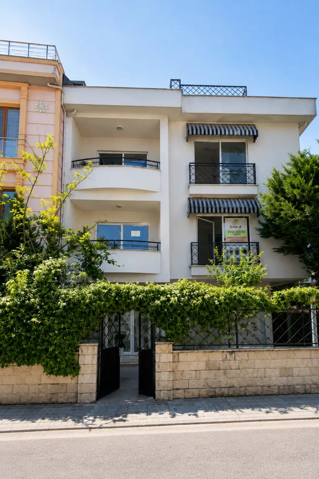 Beyaz Ev Hakkında