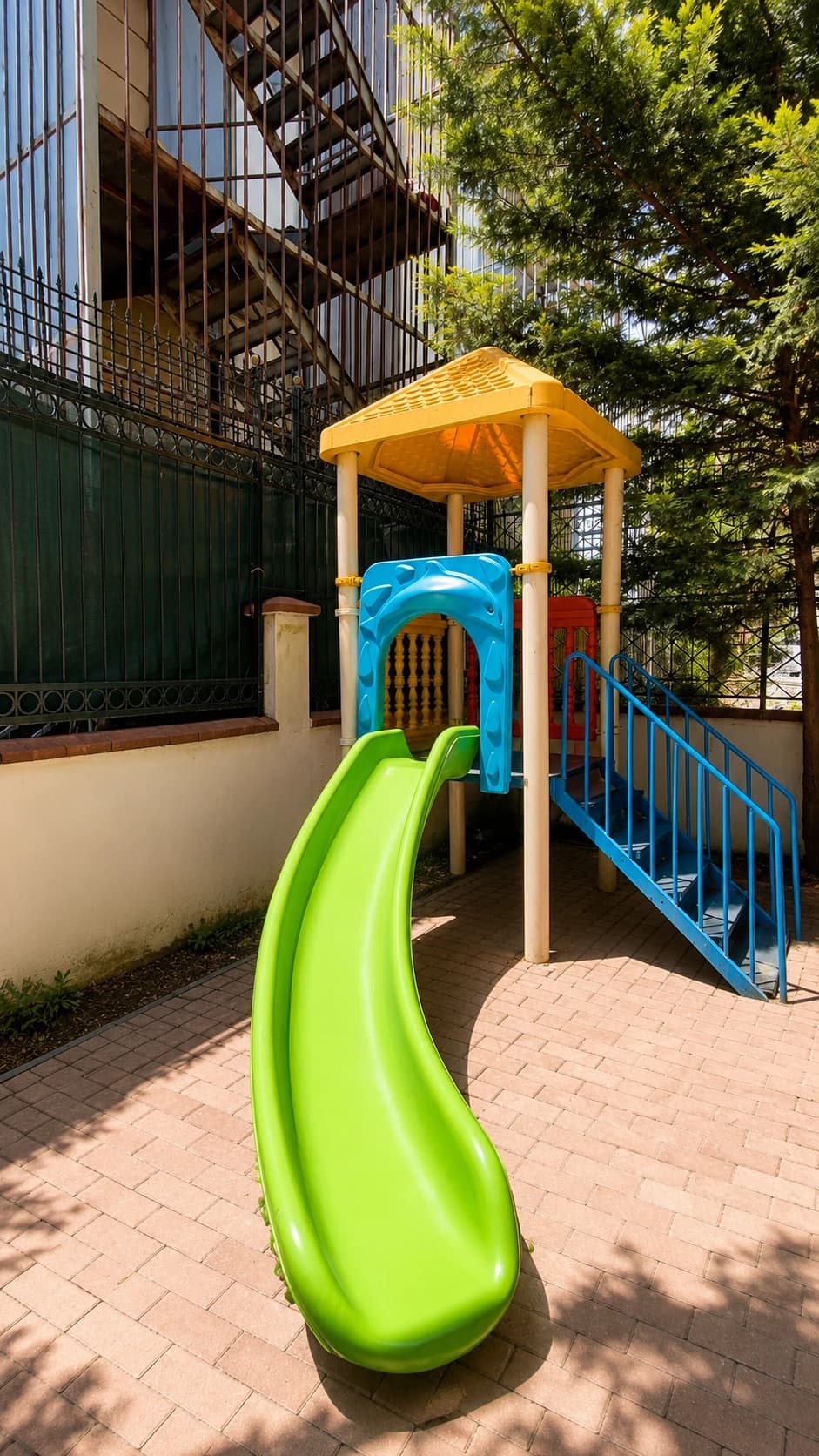 Beyaz Ev bahçe oyun alanı